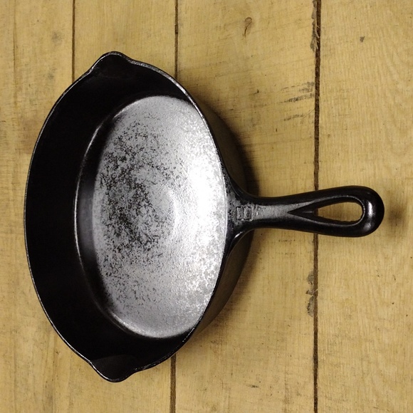 Griswold #8 cast iron skillet - Picture 3 of 5